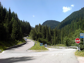 Bifurcación Passo Valles - Passo San Pellegrino. Por aquí pasaremos mañana.