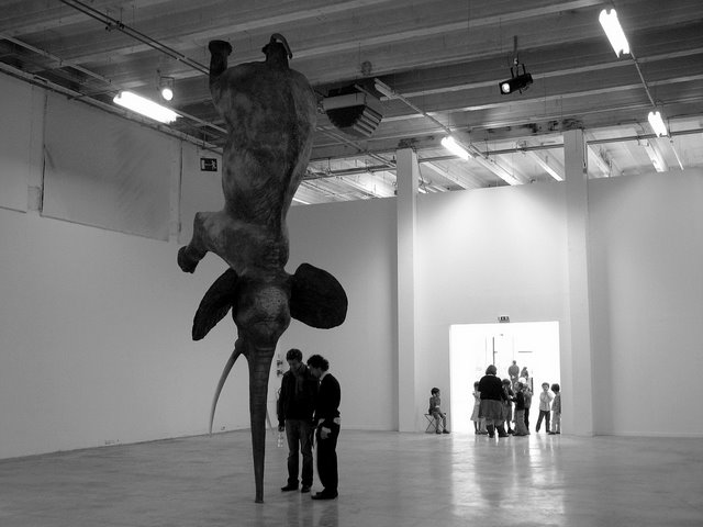 20-strange-sculptures-pI-elephant-on-trunk.jpg