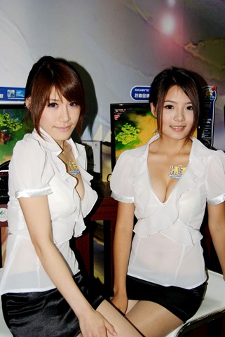 [busty gamer girls (17)[3].jpg]