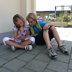 2de&5de-juni10-leesmakkers in open lucht.