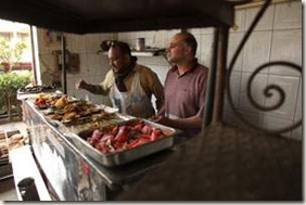 Mesmo com desconto, preço do falafel ainda é alto para os
manifestantes Mesmo com desconto, preço do falafel ainda é
alto para os manifestantes