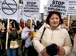 Valentyna Khristonsen e o Grupo de Ação dos Trabalhadores Domésticos protestam do lado de fora da embaixada sul-africana em Dublin Valentyna Khristonsen e o Grupo de Ação dos Trabalhadores Domésticos protestam do lado de fora da embaixada sul-africana em Dublin