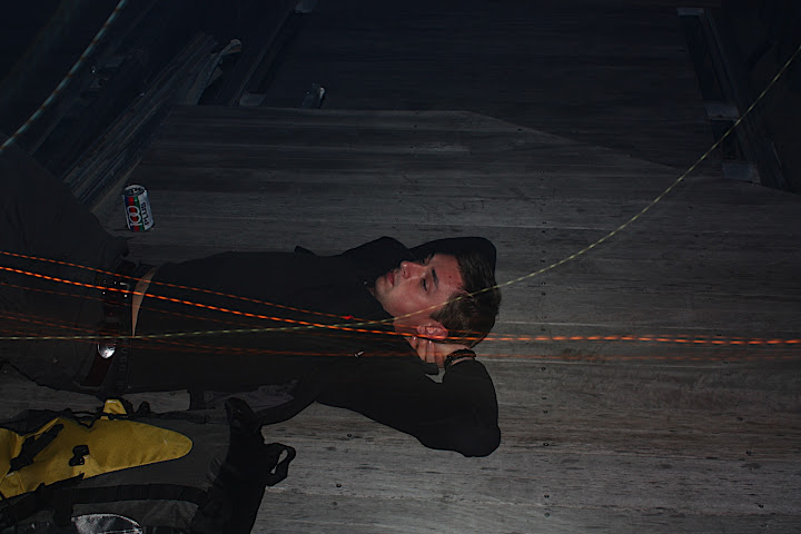 Eins von zwei Bildern an diesem Wochenende, Tiho, eine 100Plus und das morgentliche Warten auf das erste Boot am Jetty
