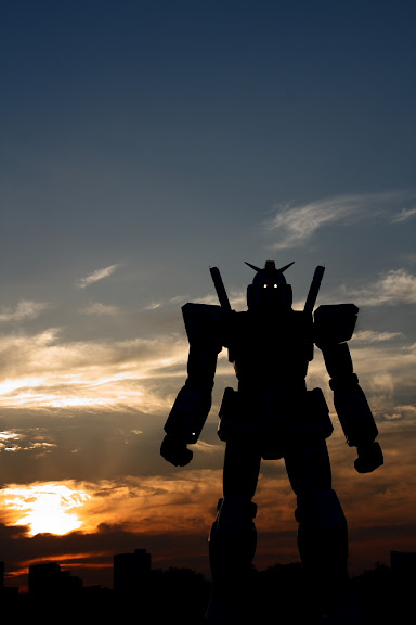 Gundam statue in Odaiba, from pinktentacle.com
