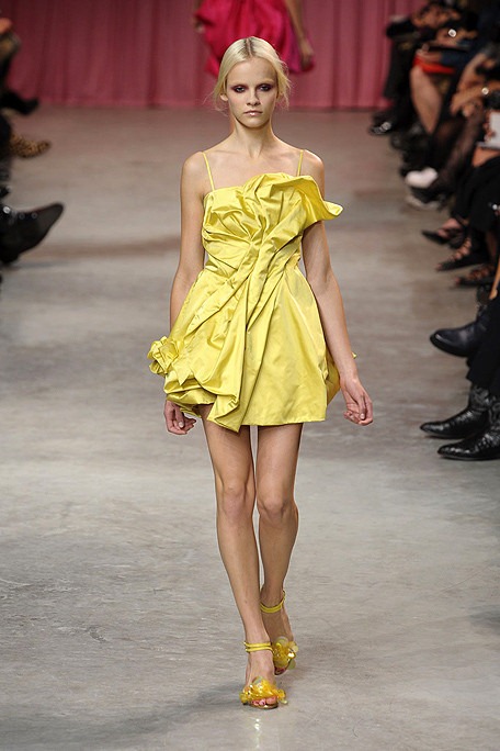 [NINA-RICCI-SPRING-2011-RTW-PODIUM-036_runway[9].jpg]