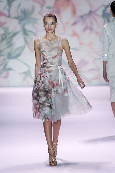 [MONIQUE-LHUILLIER-SPRING-2011-RTW-PODIUM-015_runway[3].jpg]