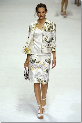DOLCE-GABBANA-SPRING-2011-RTW-PODIUM-037_runway