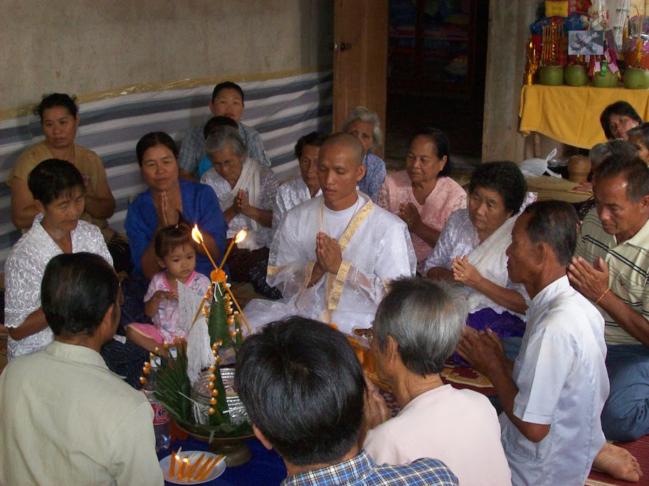 The family all pray around the Baisi Su kwan for the occasion Prayoon,Yoon
