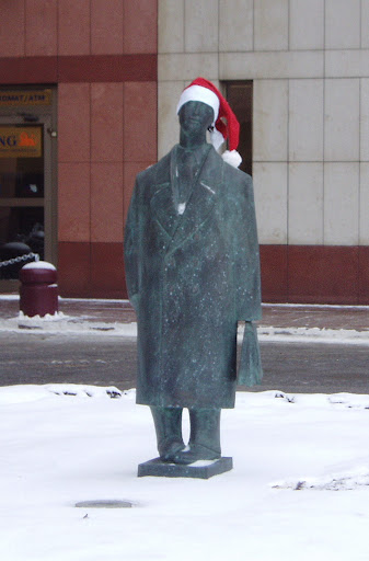 Памятник офисному планктону. Москва
