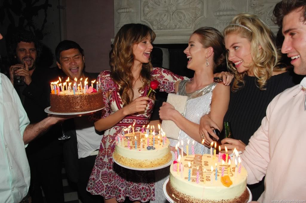 [Rosie Huntington-Whiteley Candids 20th Birthday Party (10)[4].jpg]