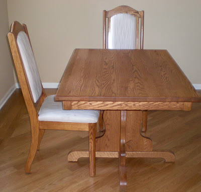 Colonial Dining Table in Medium Oak