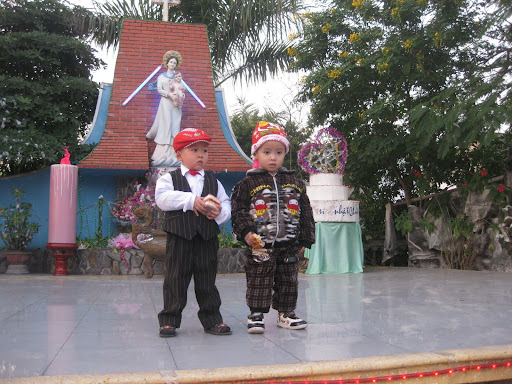 Trẻ em Nam Lỗ vui với Giáng Sinh