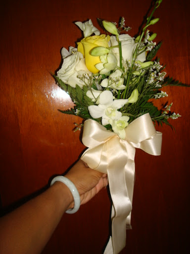 white and yellow rose bouquets. White and yellow roses,