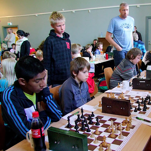 Alvoret har startet. Kadettlaget OSSU 1 med Jathavan, Erik (stående), Samuel og Ludvig mot Bergens 1. lag.
