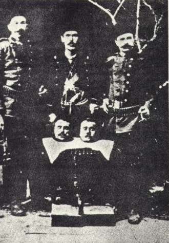 [soldados turcos exhiben armenios notables degollados[5].jpg]