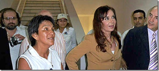 Cristina fernandez con Milagros Salas a su derecha
