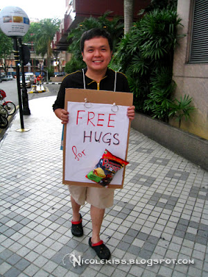 After getting Simon to put it on we then headed towards the Nuffnang office which is just opposite Bisou, before the heavy rain started to pour. So let take a look and see whether our tactic works.. ^_^