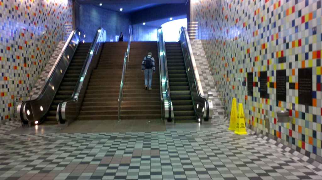 [LA subway hollywood and western escalators[3].jpg]
