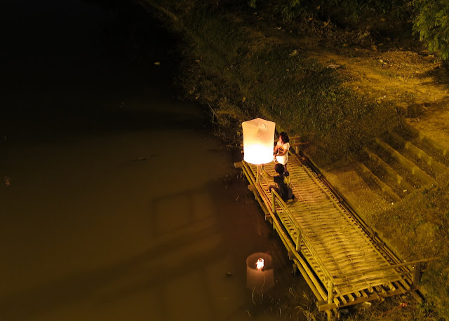 Launching a khom loy on the banks of the Mae Ping