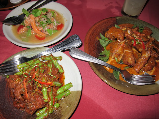Pea with crispy fish and tilapia with fried red curry