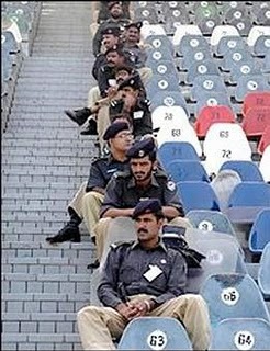 [Pakistani Police Sitting in Line[6].jpg]