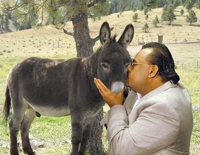 [Altaf Hussain Donkey Kissing Scene[5].jpg]