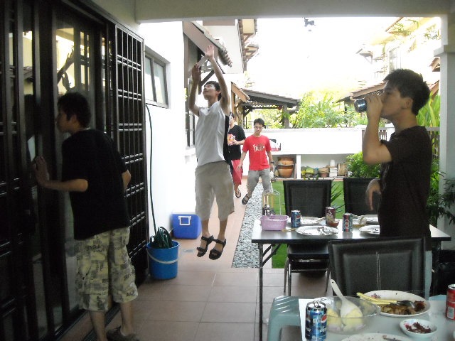 [Choon How jumping Poh Sing drinking[3].jpg]