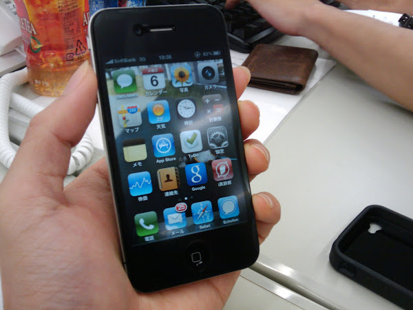 ได้มีโอกาศจับ iPhone 4 - Jobs: ต้องถือแบบนี้ซิ! สัญญาณจะได้ไม่ตก...