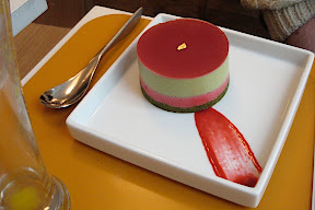 Machamama : Biscuit macha, mousse framboise, mousse macha