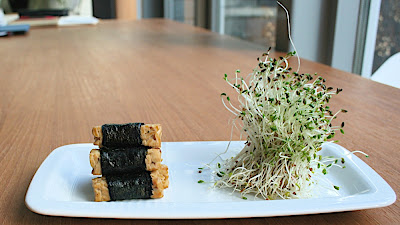 Petits fagots de tempeh enveloppés de nori et bouquet d'alpha-alpha maison