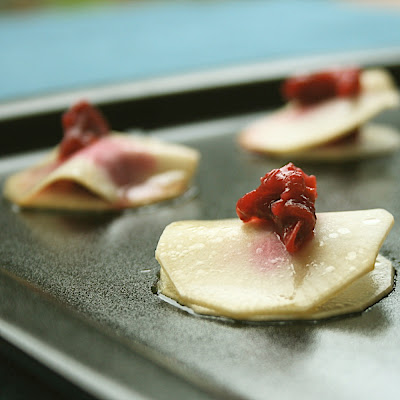 Raviolis de navet à la salsa de cannerberge et tempeh à l'orange