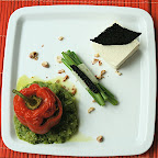 Poivron farci, fagot de haricots verts, fromage de soja frais, crackers de sésame noir