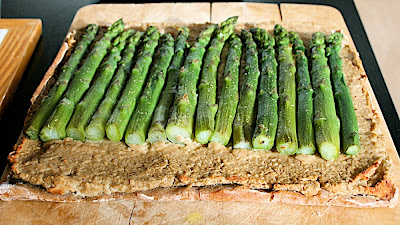 Plancha aux asperges vertes sur lit haricots blanc-champignon-sésame et pâte fermentée au sarrasin