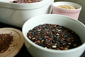 Mon riz préféré, le magique riz interdit (Forbidden Rice) ! Le grain sec est noir, lors du trempage il libère une jolie couleur pourpre, violette foncé (excellent colorant). Et en plus il est excellent (à noter que ce n'est pas un riz gluant, ni un riz dit sauvage).