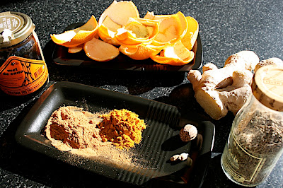 Mélange d'épices : mélasse de canne à sucre de Madère, zestes d'oranges bio, gingembre frais, cannelle, curcuma, noix de , cardamome, anis.