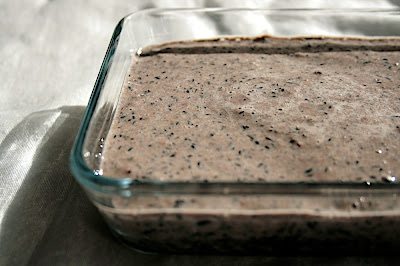 mousse de lentilles et graines de lin sur gâteau de riz violet, cuisson vapeur