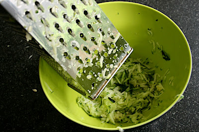 Râper les courgettes
