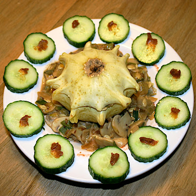 Patisson farci sur lit de champignons et sa farandole de concombre