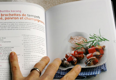 Protéines Vertes : Sate Bumbu kacang, des brochettes de tempeh glacé, poivron et champignons