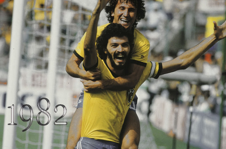 Foto retirada de http://vinhotintoefutebol.files.wordpress.com/2008/05/zico-socrates.jpg Sócrates e Zico na Copa de 1982