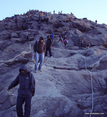 Anakpanyu Slowly Walking Towards The Finish Line January 2009