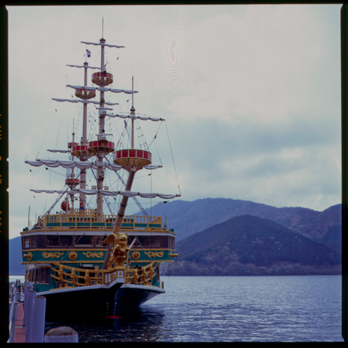 HASSELBLAD 503CW、Carl Zeiss Planar T* CFE 80mm F2.8、FUJICHROME Velvia 100F、SEKONIC L-758D