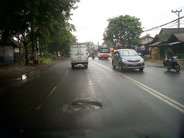 lubang di jalan raya serang di galian