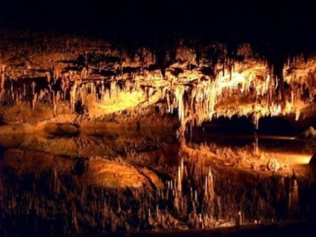 [4.Stalagtites adorn the roof of Luray Caverns Virginia[6].jpg]