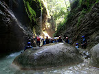 L'eau coule le long des tuffs et arrose le canyon.