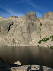 Le lac Capitello, avec une l&eacute;g&egrave;re brise; il est 6h du matin.
