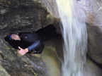 Entr&eacute;e d'un passage souterrain pour contourner la cascade