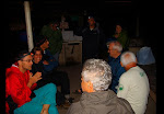 Slide42.JPG - DEPOIS DE MUITO BARULHO, FOMOS EXPULSOS DA COZINHA DA MULHER DO SEU MANECO, E INVADIMOS A COZINHA DO CAMPING QUE PARECIA UM GALINHEIRO, MAS ESTAVAMOS PROTEGIDO DA \"ONÇA\" QUE UMA VEZ POR ANO VAI COMER OS PATOS DO SEU MANECO