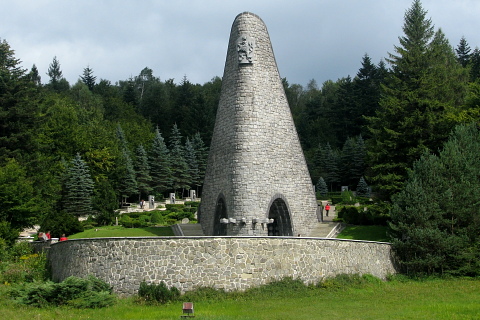Przełęcz Dukielska - Vyšný Komárnik, cmentarz 1944.