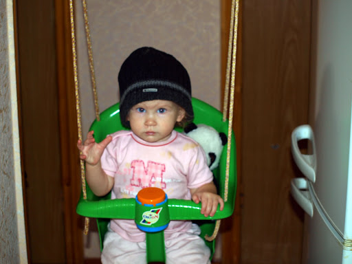 Торнадо эмоций, цунами импровизаций,<br />
Стараться попасть в ротации на радиостанции